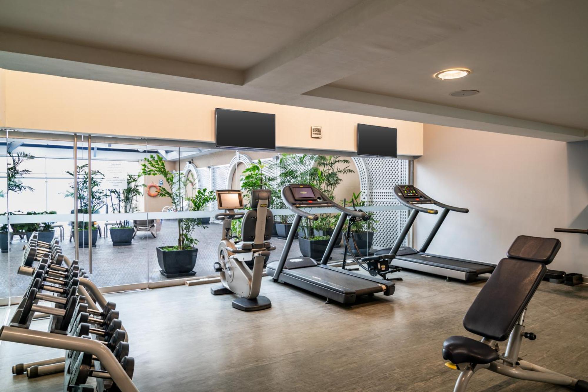 ホテル カーサ アンディーナ プレミウム ミラフローレス リマ エクステリア 写真 The gym at the hotel