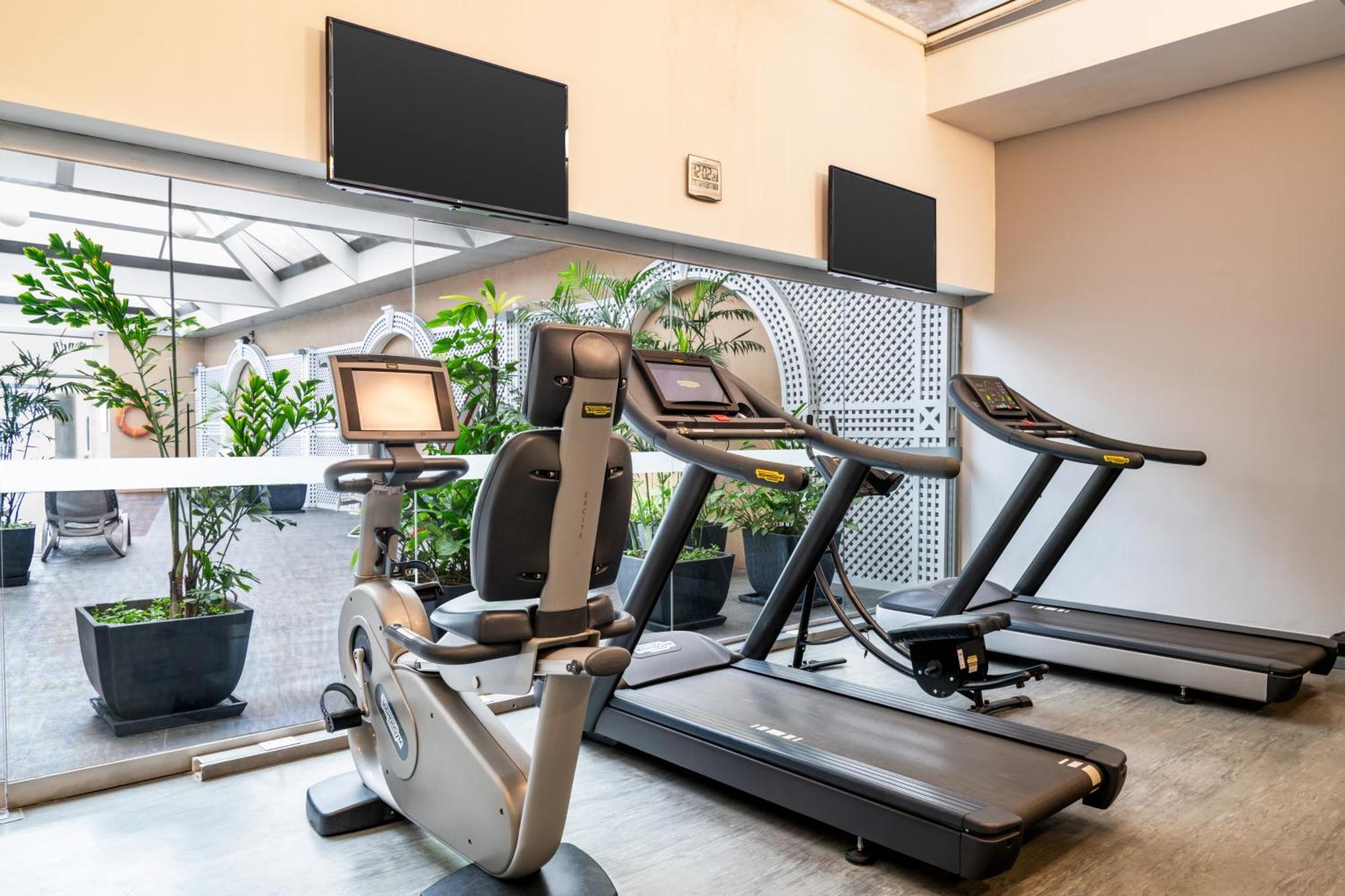 ホテル カーサ アンディーナ プレミウム ミラフローレス リマ エクステリア 写真 A treadmill